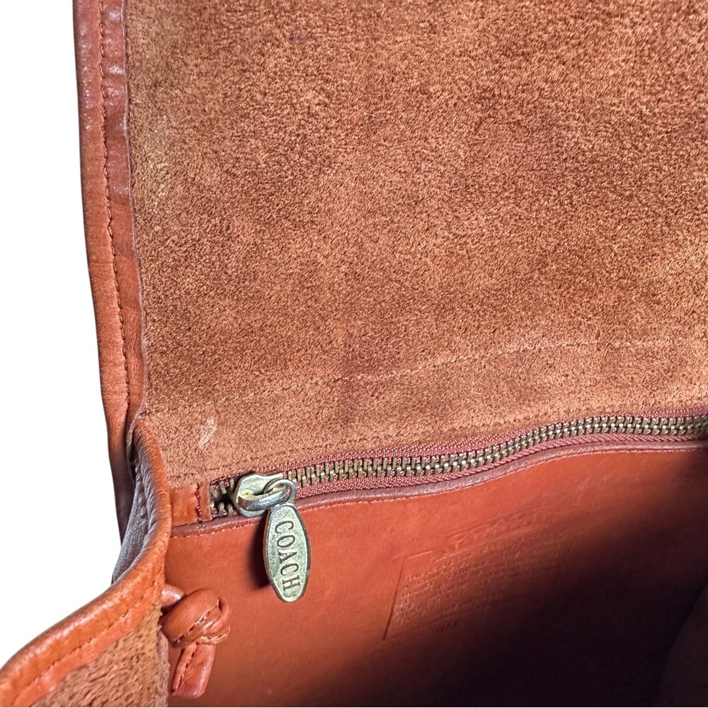 COACH VINTAGE Large Turn-lock Glove Tanned Leather Backpack in British Tan - Picture 7 of 16